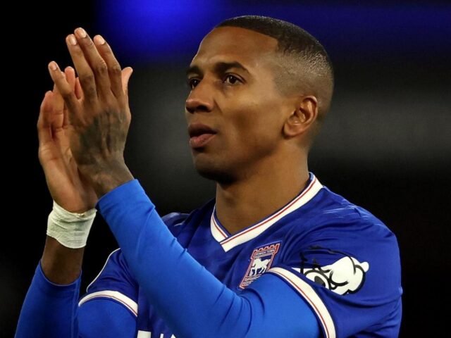 บทอวสานของปีกผู้กลายเป็นกำแพงเหล็ก: Ashley Young ประกาศอำลาผืนหญ้าในวัย 40 ปี