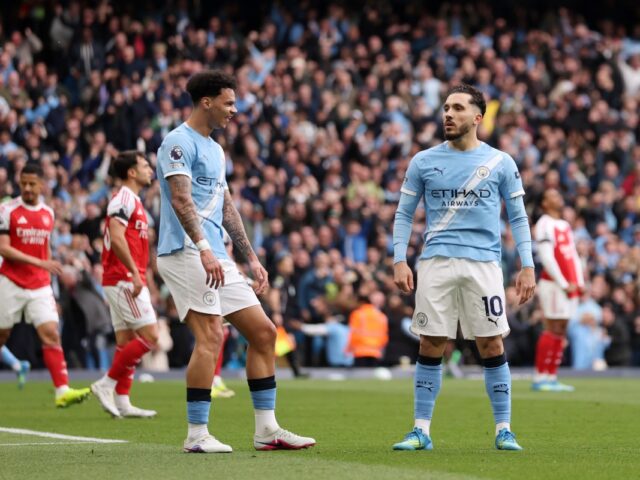 ความเยือกเย็นท่ามกลางความกดดัน: Rayan Cherki ผู้สร้างความแตกต่างในเกม Manchester City ปะทะ Arsenal