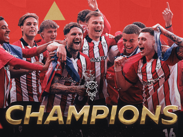 วิเคราะห์เจาะลึก Lincoln City ผงาดคว้าแชมป์ League One: สถิติไร้พ่าย 27 นัดและประวัติศาสตร์รอบ 65 ปี