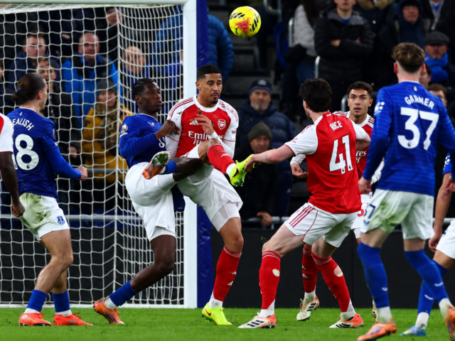 เจาะสถิติ VAR: เมื่อ Arsenal และ Chelsea กลายเป็น ‘ผู้ชนะ’ จากความผิดพลาดของผู้ตัดสิน