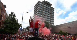 รายงานการเคลื่อนตัวของมวลสาร: ขบวนพาเหรดฉลองแชมป์ Premier League ของ Arsenal ณ ลอนดอนเหนือ