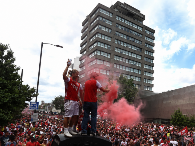 รายงานการเคลื่อนตัวของมวลสาร: ขบวนพาเหรดฉลองแชมป์ Premier League ของ Arsenal ณ ลอนดอนเหนือ