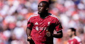 บทอำลาอันขมขื่นของยักษ์เหล็ก: Ibrahima Konate กับน้ำตาที่ไม่ได้หลั่งกลาง Anfield