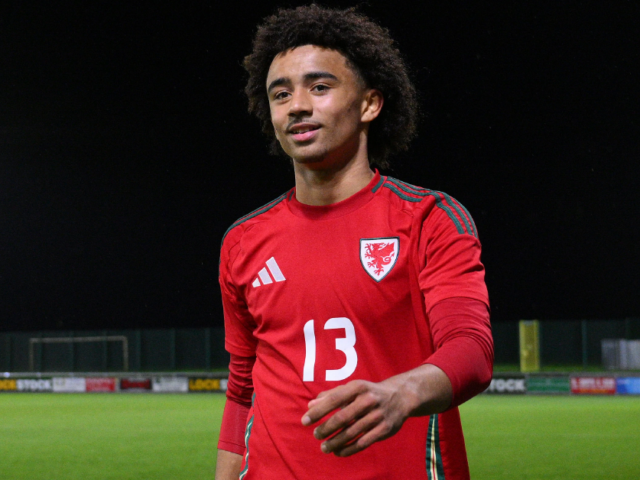 เจาะสถิติ Jayden Lienou: แบ็กซ้ายดาวรุ่ง Leeds United กับก้าวกระโดดสู่ทีมชาติ Wales ชุดใหญ่