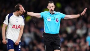 พายุอารมณ์ใต้เงาเหล็ก: Roberto De Zerbi กับเสียงกังวานแห่งความกังขาในคืนที่ Tottenham เสมอ Leeds