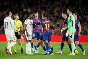 เจาะสถิติความรุนแรงหลัง El Clasico: La Liga ยื่นรายงานบทลงโทษจากพฤติกรรมแฟนบอลต่อ Vinicius และ Real Madrid