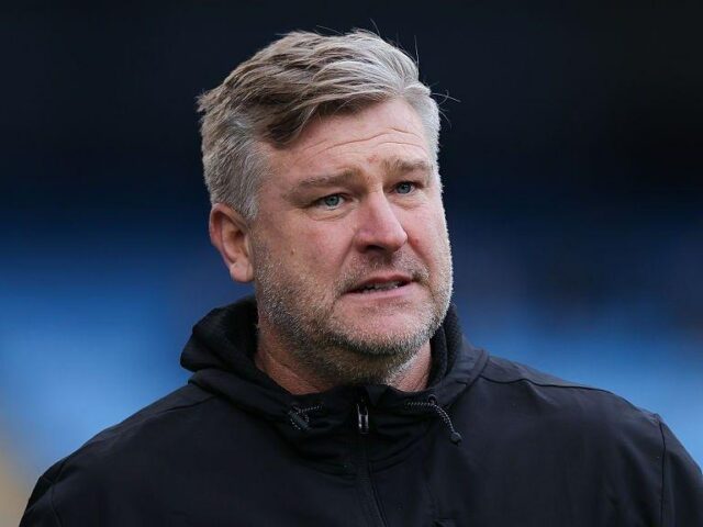 การยกเลิกสัญญาจ้าง Karl Robinson: การวิเคราะห์ความล้มเหลวเชิงโครงสร้างของ Salford City หลังความพ่ายแพ้ในรอบชิงชนะเลิศ Play-off