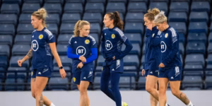 เงาแห่งสงครามเหนือผืนหญ้า: เหล่าขุนพลหญิง Scotland กับพันธกิจที่ไร้เสียงโห่ร้อง ณ กรุง Budapest